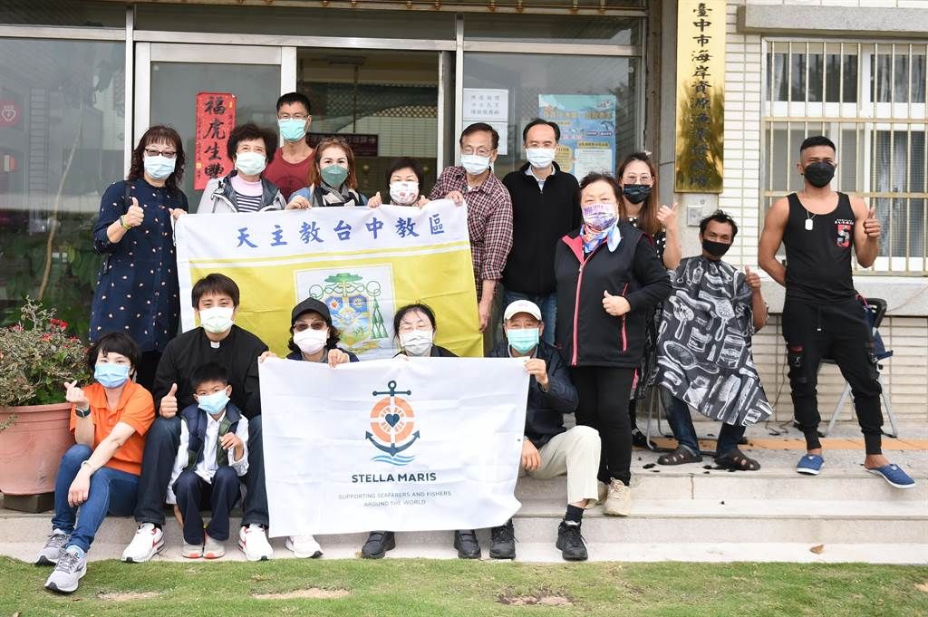▲台中教區附設互愛物資銀行、靜宜大學等單位，特別募集愛心物資送到梧棲漁港給外籍漁工。（圖／靜宜大學提供）