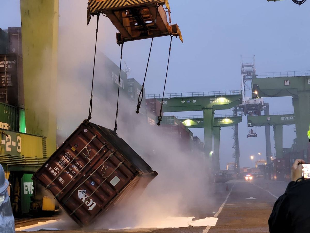 ▲今（17）日凌晨3點多，高雄港長榮79號碼頭發生「鹽酸氯化氫」氣體外洩意外。（圖／翻攝記者爆料網）