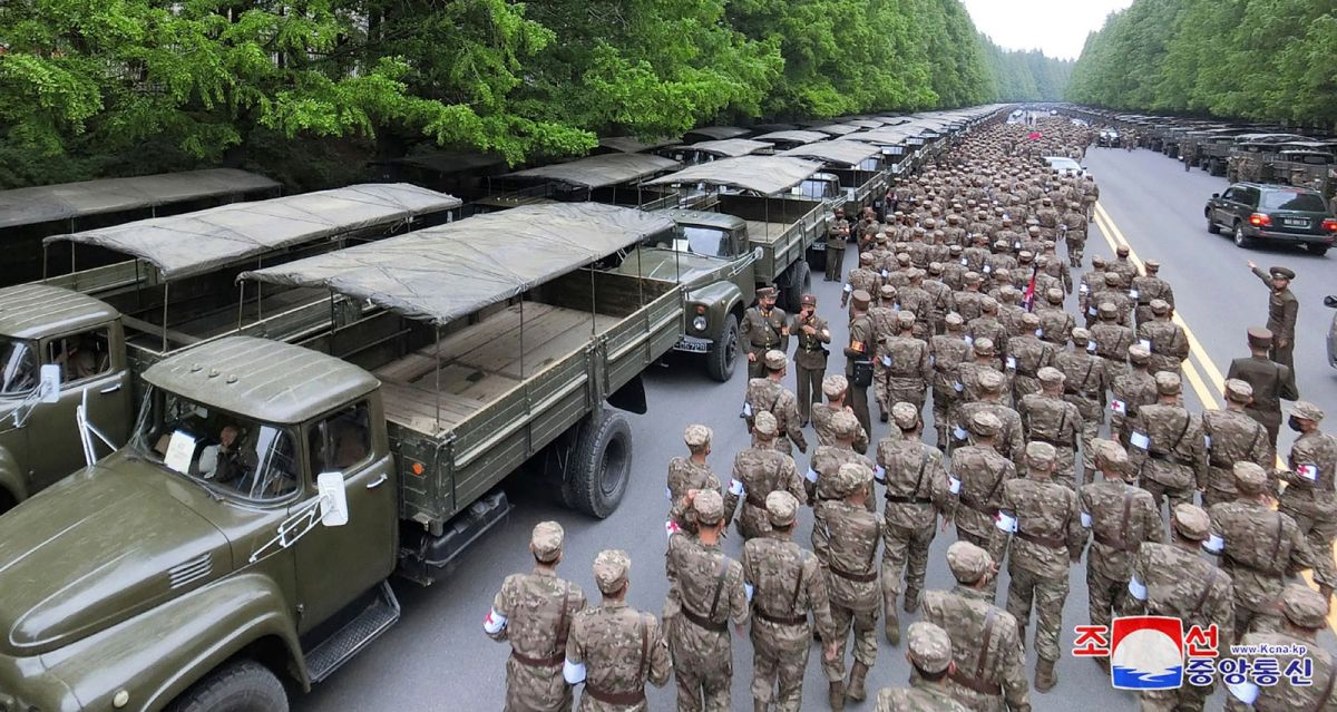 ▲北韓數天前證實出現首起COVID-19確診病例後，當局除加強軍方對藥品的發放，還部署上萬名衛生工作者，協助追蹤潛在患者。（圖／美聯社／達志影像）
