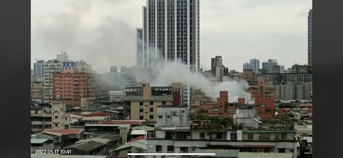 ▲新北中和5樓住宅火警，黑煙竄天。（圖／翻攝自記者爆料網）