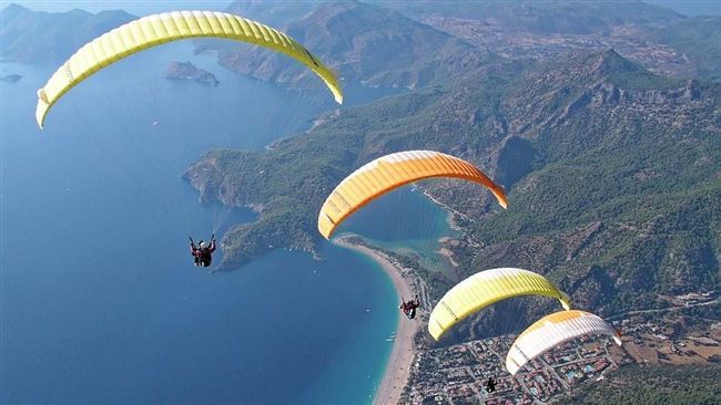 ▲法國一名23歲女子跳傘打不開，結果從高度約1000公尺墜落身亡。（示意圖／Pixabay）