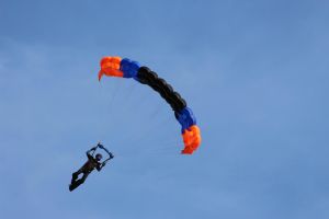 ▲法國女子跳傘打不開，1000公尺高度墜落身亡。（示意圖／Pixabay）