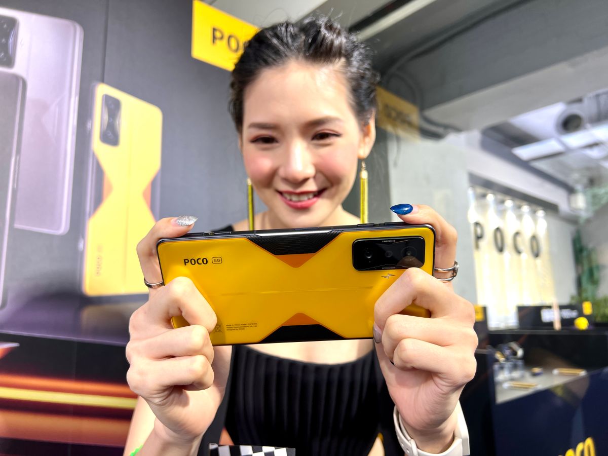 ▲POCO今(17)日在台推出旗艦機POCO F4 GT，售價19,999元，配置Snapdragon 8 Gen 1、LiquidCool 3.0 水冷散熱技術與磁動力彈出式「肩鍵」等大幅提升電競體驗，是目前最便宜的電競手機。（圖/記者周淑萍攝）