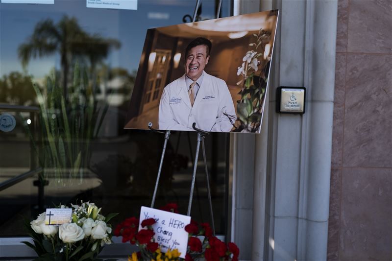 ▲加州發生槍擊案，鄭達志（John Cheng）醫師為了媽媽與年長教友挺身而出，不幸身亡。（圖／美聯社／達志影像）