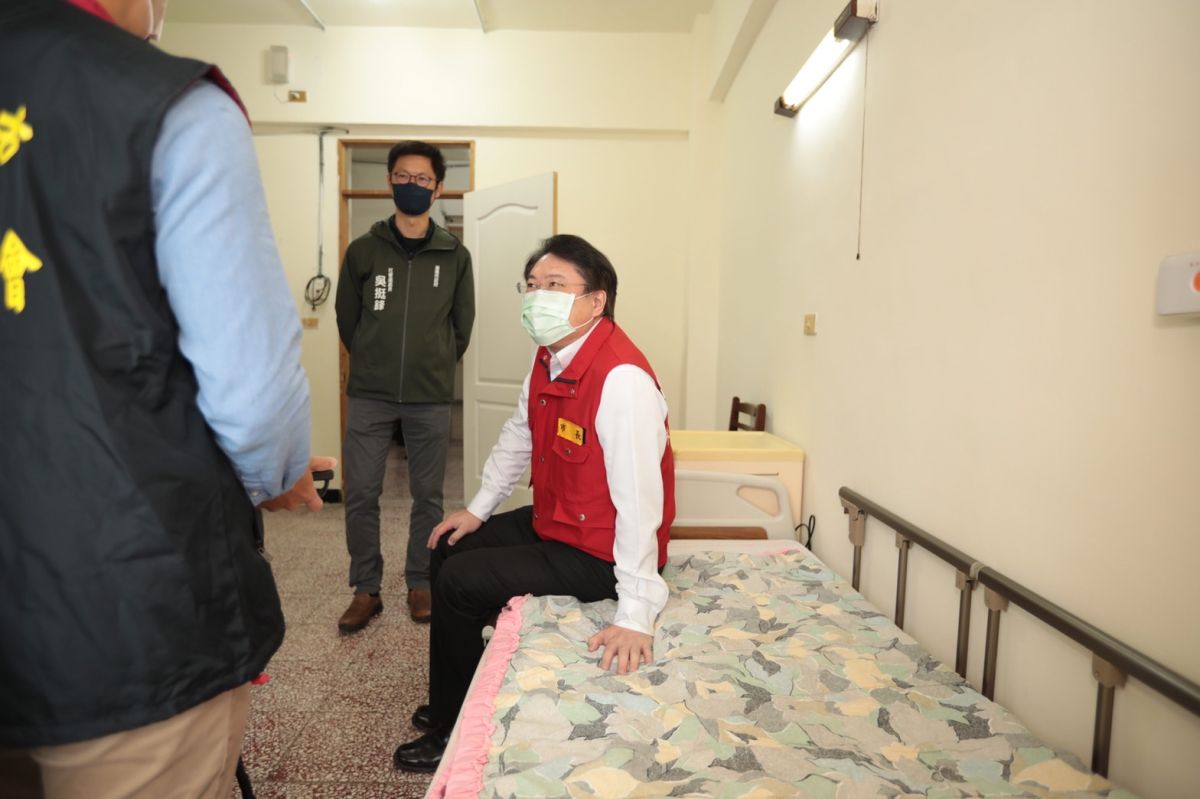 ▲基隆市長林右昌因應疫情變化，日前指示利用已裁撤的市立仁愛之家仁德樓三樓空間，整備成為全國唯一「機構型後送收治站」。（圖／基隆市政府提供）