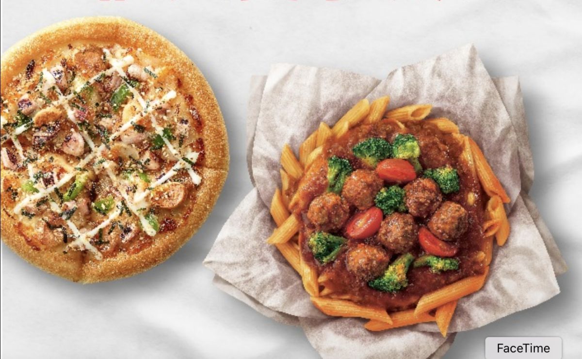 ▲報稅季苦哈哈怎麼省荷包？必勝客平日買獨享比薩、紙包麵飯，「1元」升級加吃BBQ烤雞、薯金幣、鱈魚塊。漢堡王不只「買1送1」，五月「華堡日」買指定套餐送原味華堡；手機號碼對中「5、2、0」任1數字，消費滿額免費換中份薯條及小杯可樂。（圖／翻攝自必勝客FB）