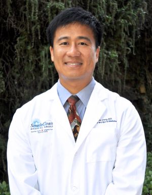 ▲南加州教堂槍擊案中挺身而出的鄭達志醫師。(圖/翻攝自South Coast Medical Group) ▲南加州教堂槍擊案中挺身而出的鄭達志醫師。(圖/翻攝自South Coast Medical Group)