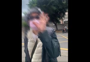 ▲北市婦人插隊領藥,對人脫下口罩狂咳。(圖/爆料公社二社) ▲北市婦人插隊領藥,對人脫下口罩狂咳。(圖/爆料公社二社)