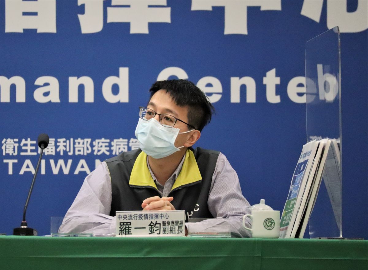 ▲指揮中心醫療應變組副組長羅一鈞表示，雖然機率偏低，但確診後仍然有可能再次感染，因此呼籲民眾維持正常生活同時，還是要落實戴口罩、勤洗手、保持社交距離。（圖／指揮中心）