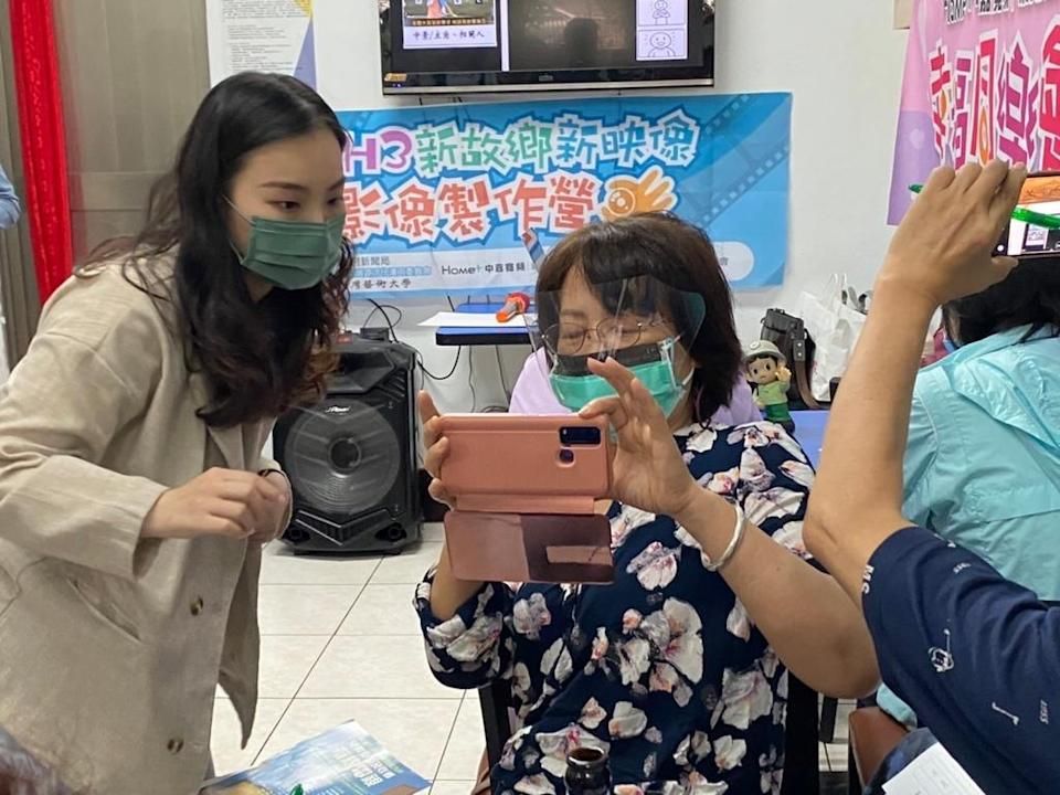 ▲講師帶著新住民一起學習拍攝技巧、構圖、與剪輯軟體應用。（圖／新北市政府新聞局）