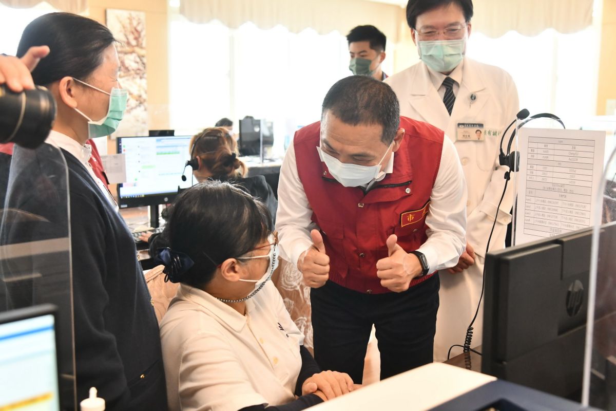 ▲新北市長侯友宜今日視察台北慈濟醫院的醫療團隊暨視察居家照護中心。（圖／新北市政府提供）