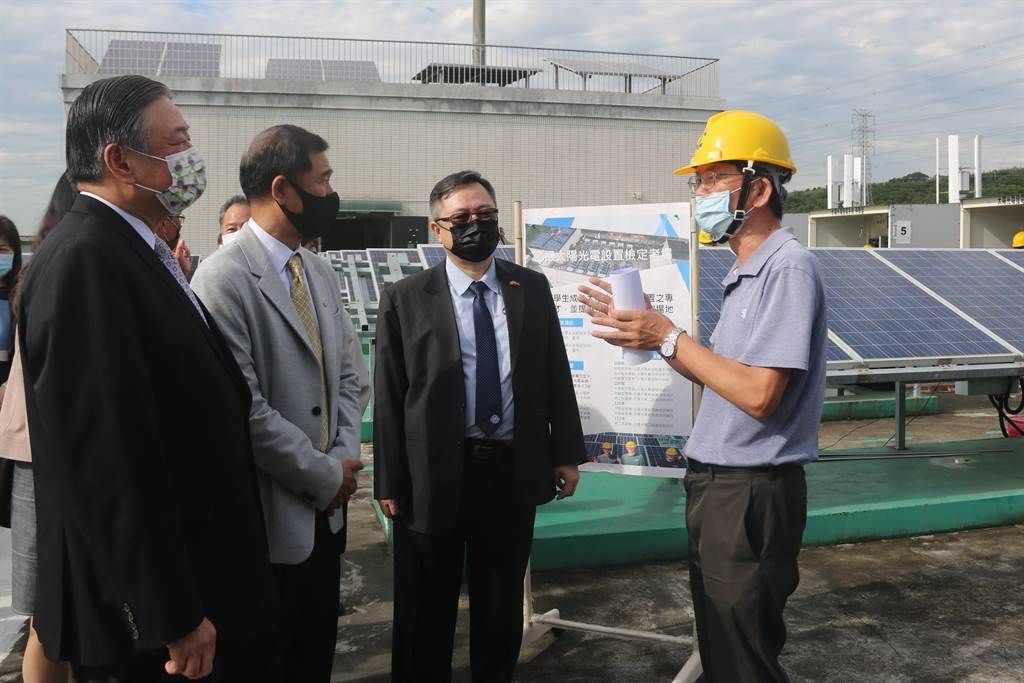 ▲僑委會攜手弘光科大將開設越南高科技人才培育基地專班，副委員長呂元榮(左一)參觀太陽能光電考場。（圖／弘光科大提供)