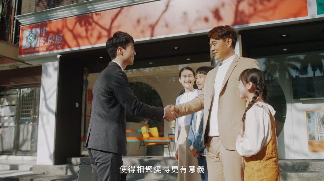 ▲中信兄弟傳奇球星彭政閔，日前以一身帥氣西裝現身天母，為中信房屋拍攝最新形象廣告片。（圖／品牌提供）