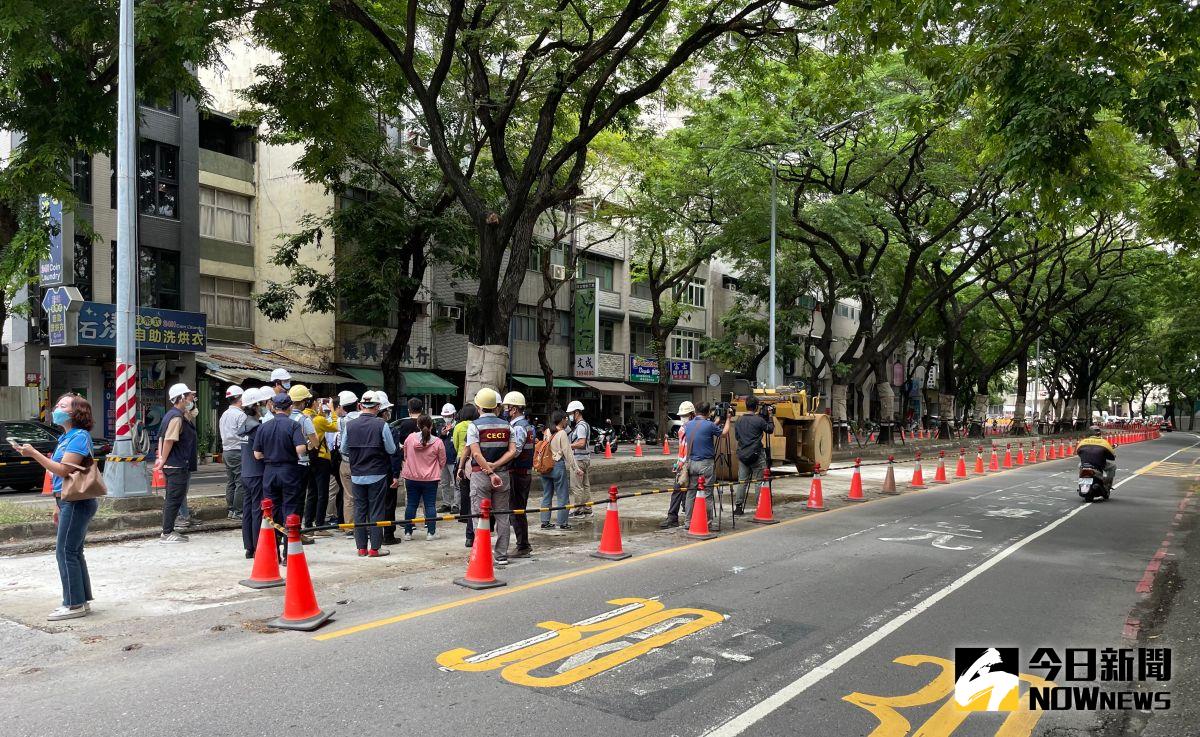 ▲輕軌二階大順路段雨水箱涵於汛期前進度超前重建完成，大順路將暫時性還路於民。（圖／記者蔡佳宏攝，2022.05.17）