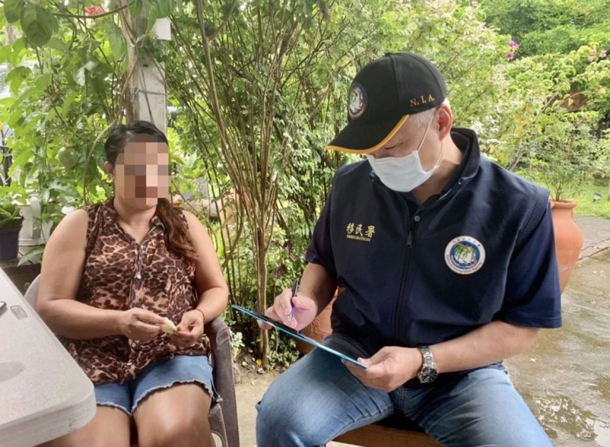 ▲印尼移工阿蒂（左）遇到惡質仲介業者。（圖／高雄市專勤隊提供）