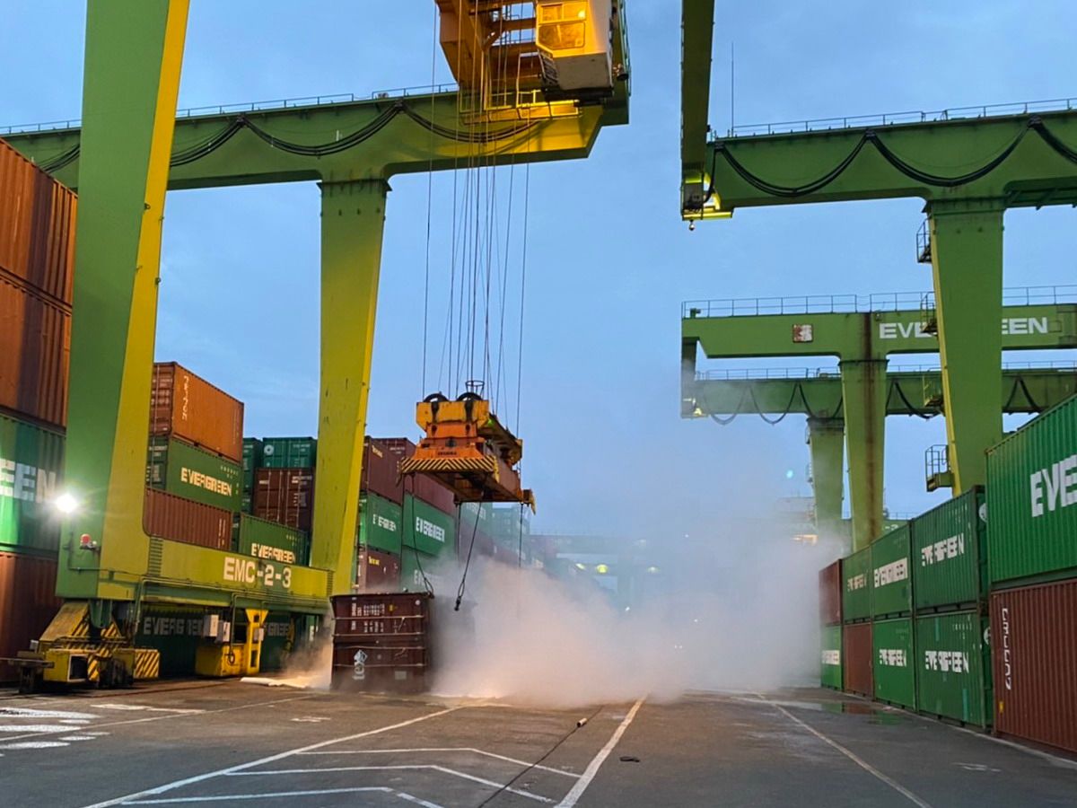 ▲高雄港79號碼頭發生化學品貨櫃洩漏鹽酸蒸氣事件，警消人員進行救災扶正櫃體及移置作業的情形。(圖／記者黃守作攝，2022.05.17)