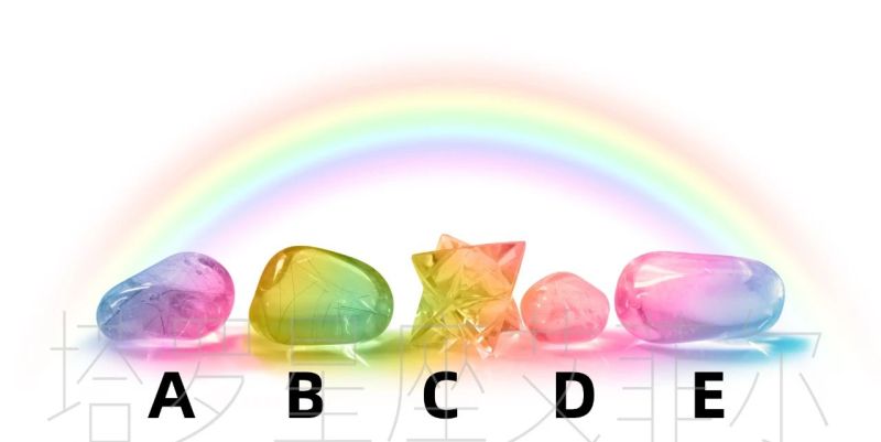▲圖中有五顆彩虹水晶，每一顆都仔細端詳一下，現在閉上眼，你的腦海中浮現哪一顆水晶？ （圖／翻攝自「塔羅牌老師艾菲爾」臉書）