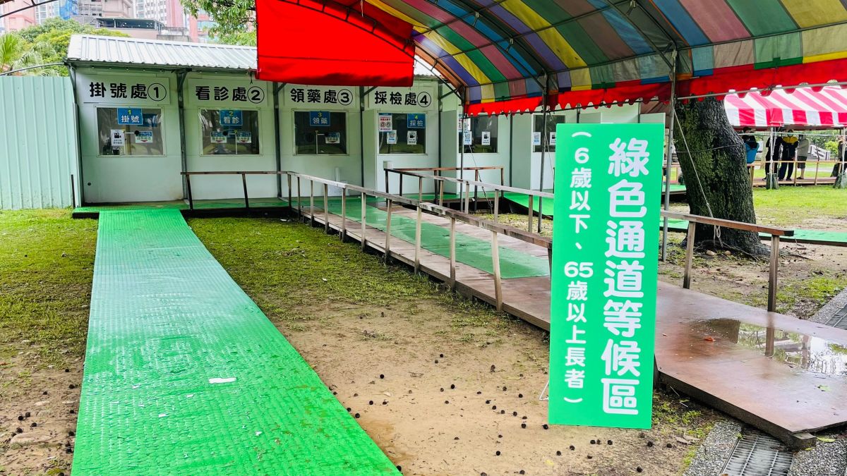 ▲桃園市社區採檢站長幼綠色通道擴大實施，今日全市9處社區採檢站同時開放讓6歲以下、65歲以上民眾優先採檢PCR、醫生看診及現場領藥。（圖／桃園市衛生局提供）