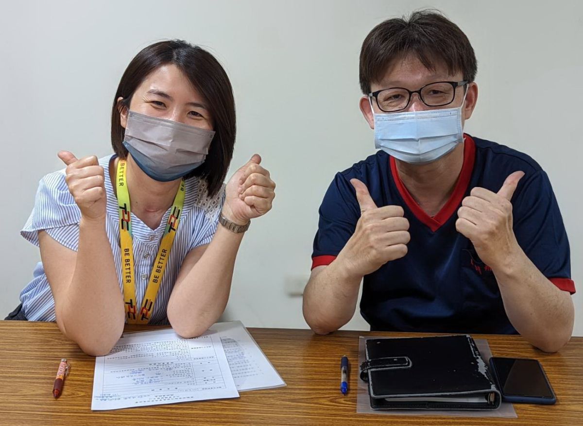 ▲從事傳統產業工作的曾銘宏(右)在勞動部勞動力發展署高屏澎東分署人才資源發展中心勞工諮詢師蔡嘉琦(左)協助下，成就更好的自己。(圖／記者黃守作攝，2022.05.17)