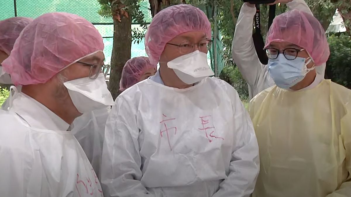 ▲台北市長柯文哲（中）17日下午，在台大醫院院長吳明賢（左）與副院長賴逸儒（右）的陪同下，視察台大醫學院體育館設置成篩檢站的情況。（圖／台北市政府提供）