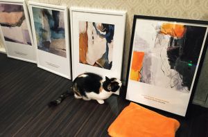 ▲貓貓逛畫廊。（？）（圖／Twitter：MikasaLove611）