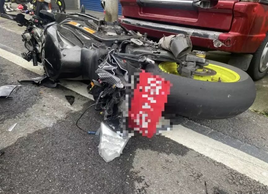 ▲簡男疑似過彎時不慎擦撞電桿，導致失控摔車，送醫後仍宣告不治。（圖／翻攝畫面）