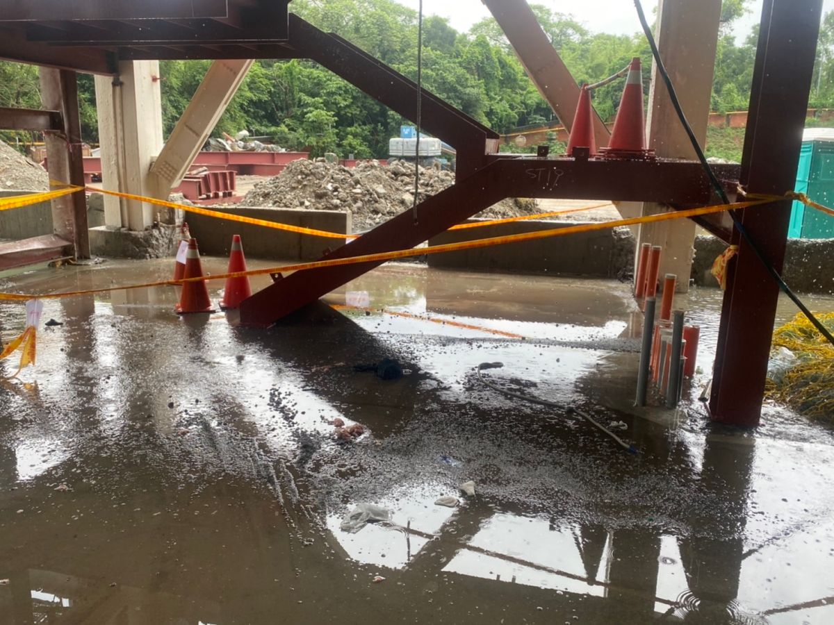 ▲郭姓工人疑似踩空失足從五樓工地現場摔落地面，送醫後仍舊傷重不治。（圖／記者李春台翻攝）