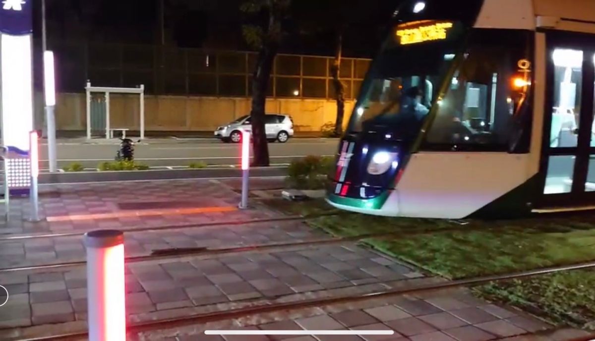 ▲捷運局表示輕軌各路口均設置大眾捷運系統聲光號誌，以動態閃爍燈號及音源聲響警示。（圖／高市府捷運局提供）