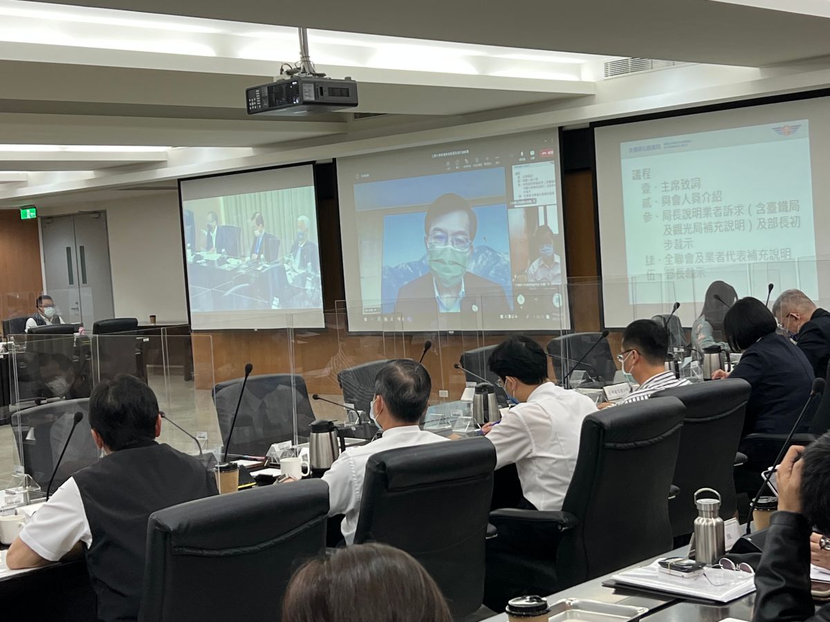 ▲交通部長王國材於今(17)日下午邀集公路客運業召開座談，就客運運輸業營運困難及政府協助事項等議題全盤討論。（圖／交通部提供）