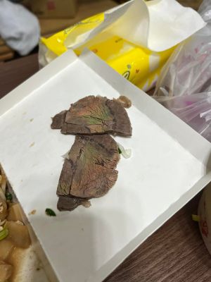 原PO見牛肉片上呈紅中帶綠的金屬色,相當驚奇。(圖/臉書社團《爆廢公社》) ▲原PO見牛肉片上呈紅中帶綠的金屬色,相當驚奇。(圖/臉書社團《爆廢公社》)