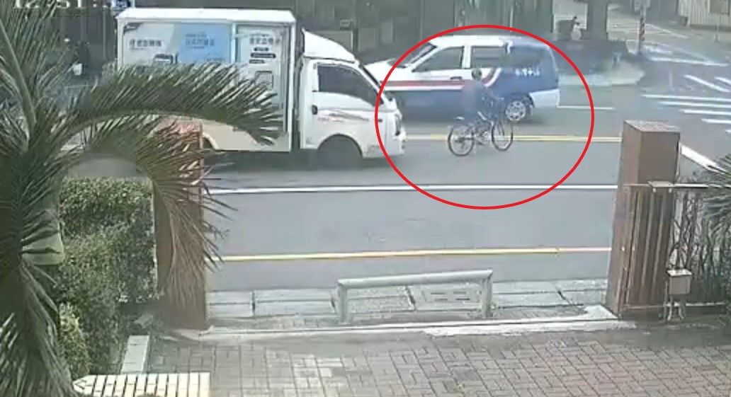 ▲該名老翁疑似想穿越中線直接左轉（紅圈處），竟不顧有無來車，直接「鬼切」道路中，遭小貨車撞飛。（圖／翻攝畫面）