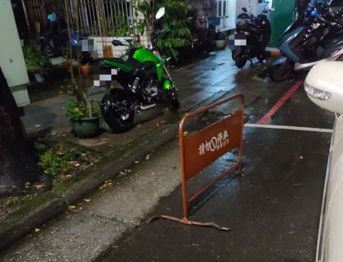▲有網友透露，他日前回家想停車時，竟看到路邊停車格被人放了「請勿停車」的牌子。（圖／翻攝自臉書爆怨公社）
