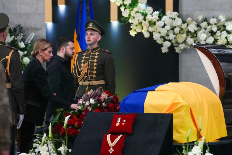 ▲烏克蘭總統澤倫斯基（右2）和第一夫人歐倫娜‧澤倫斯基（右3）17日連袂參加前總統克拉夫朱克的葬禮，為戰爭後兩人首度公開現身。（圖／美聯社／達志影像）