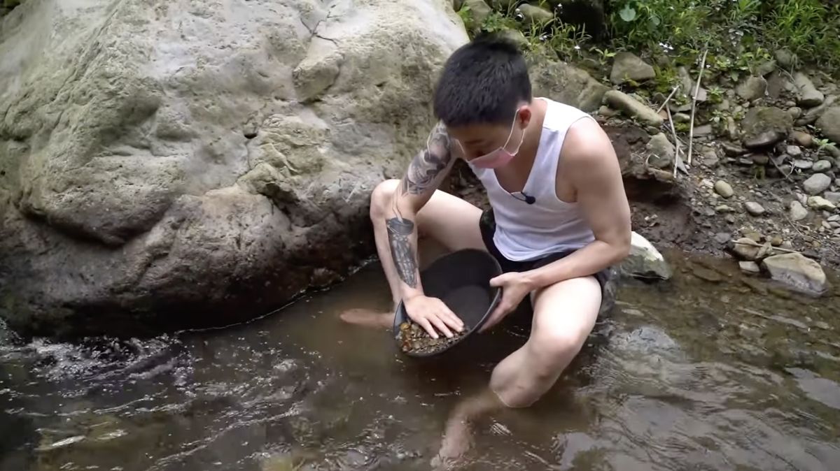 ▲Toyz在最新一支影片中，到九份體驗淘金，沒想到最後出來的成果，讓網友全大吃一驚。（圖／翻攝自YouTube頻道「Toyz」）