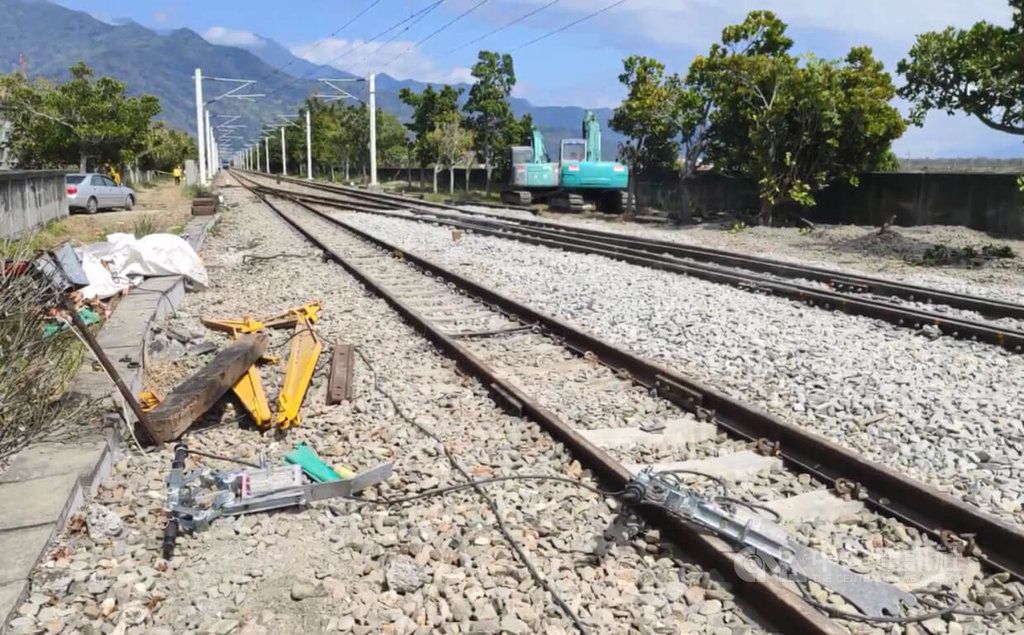 ▲台鐵局維修工程車去年2月在台東縣海端撞死2名、撞傷1名在鐵軌上工作人員，台東地檢署日前偵查終結，將陳姓駕駛、鍾姓指導員及王姓瞭望員依過失致死等罪提起公訴。（圖／中央社）