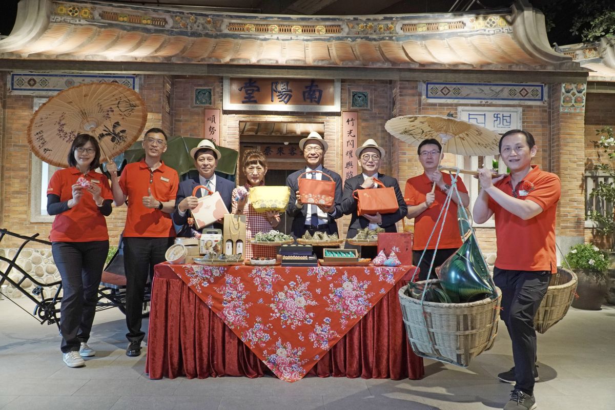 ▲在此溫馨時刻，遠東百貨總經理徐雪芳，與營運長林彰豐(左起)、企畫長劉志成、超市餐飲部協理陳佑任以及經營團隊一同選品，為大家推薦端午佳粽好禮。（圖／品牌提供）