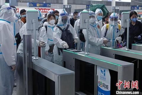 中國單日染疫數續降　上海解封北京收緊兩樣情