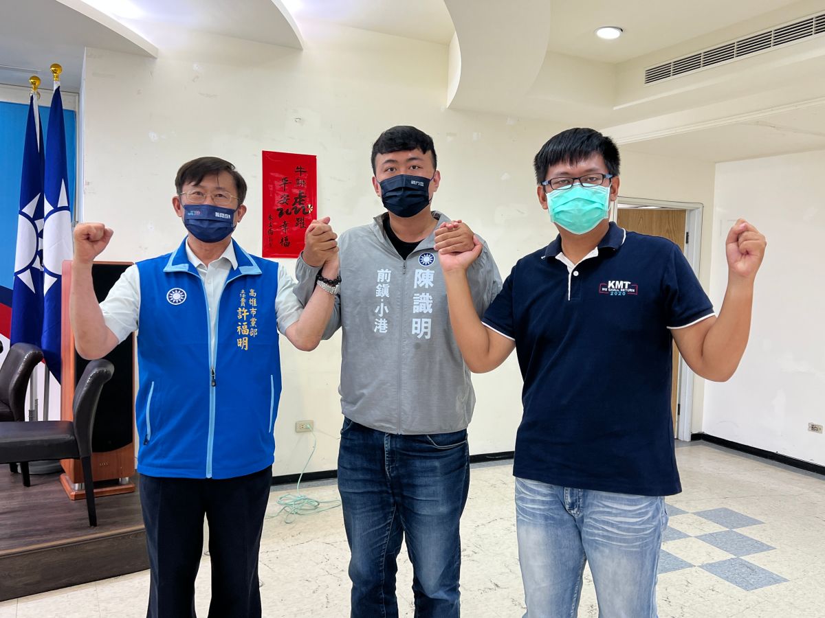 ▲國民黨高雄市議員選舉第10選區（前鎮、小港）由陳識明（中）、呂謦煒（右）進行2搶1初選，黨部主委許福明（左）今（18）宣布，由陳識明出線。（圖／翻攝畫面）