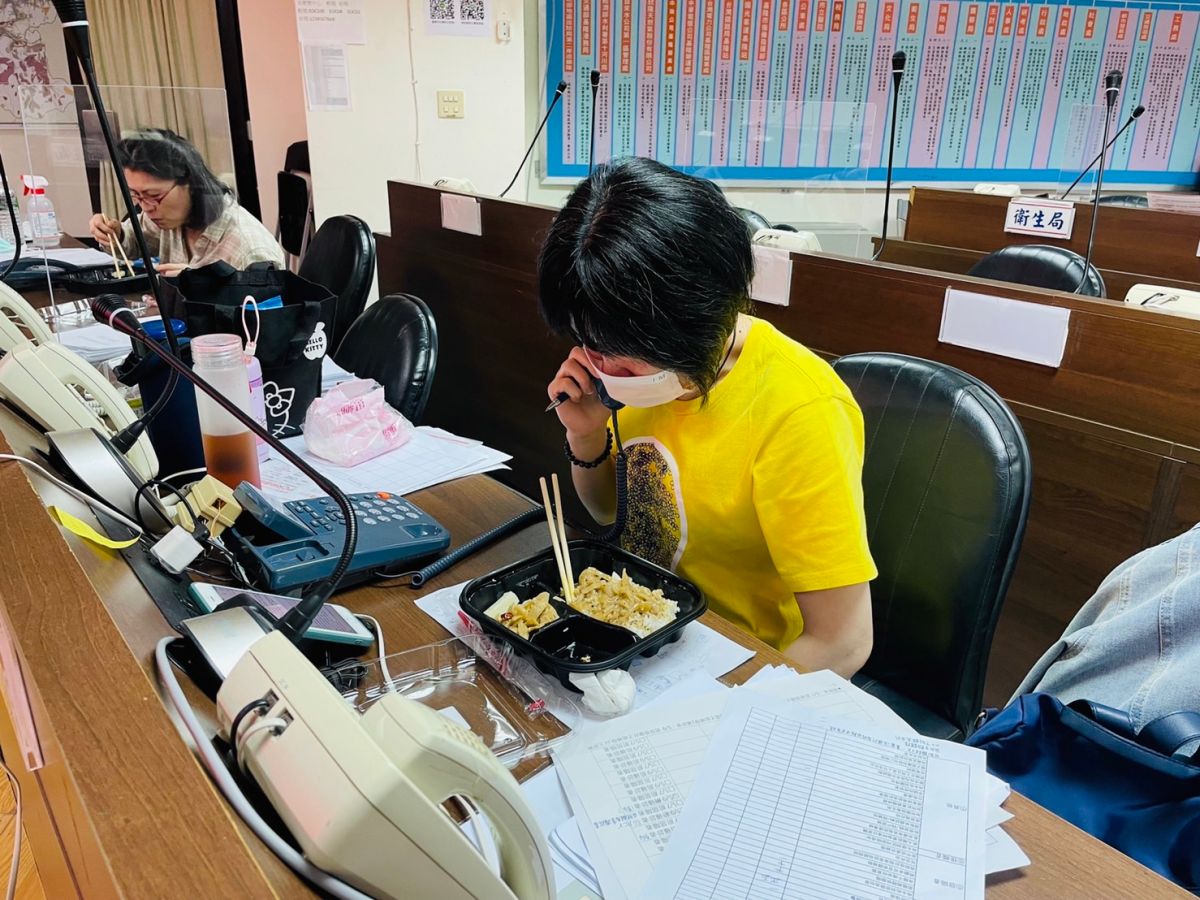 ▲基隆市長林右昌到場時，只見同仁一聽到電話響起，馬上拋下手中的便當接聽電話。（圖／基隆市政府提供）