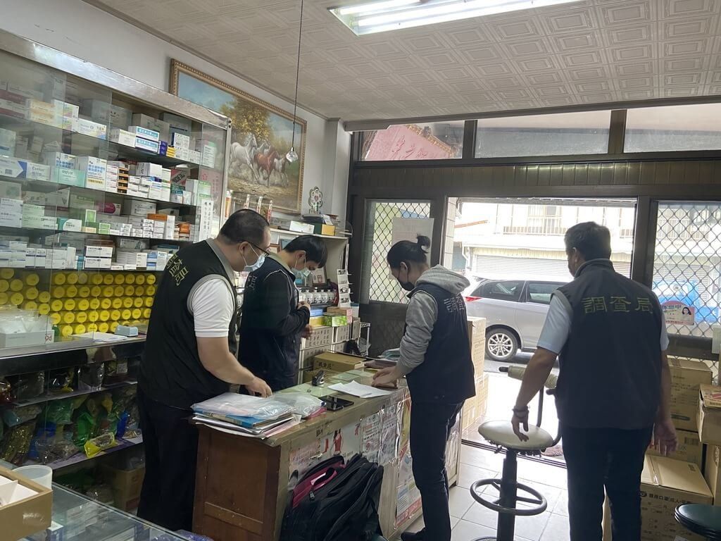 ▲嘉義縣林姓醫師與張姓藥師98年起透過「小蜜蜂」收集健保卡，10多年共詐領健保費逾2500萬元。（圖／中央社）