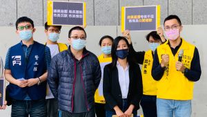 小警員告發所長貪瀆被火速調海邊?時力批現代官僚現形記 ▲時力潭雅神區主任鄭勁節(右)主張,不分時段的行人路權都應尊重,不能因民眾投訴就懲罰性調職。(圖/記者顏幸如攝,2022.05.18)