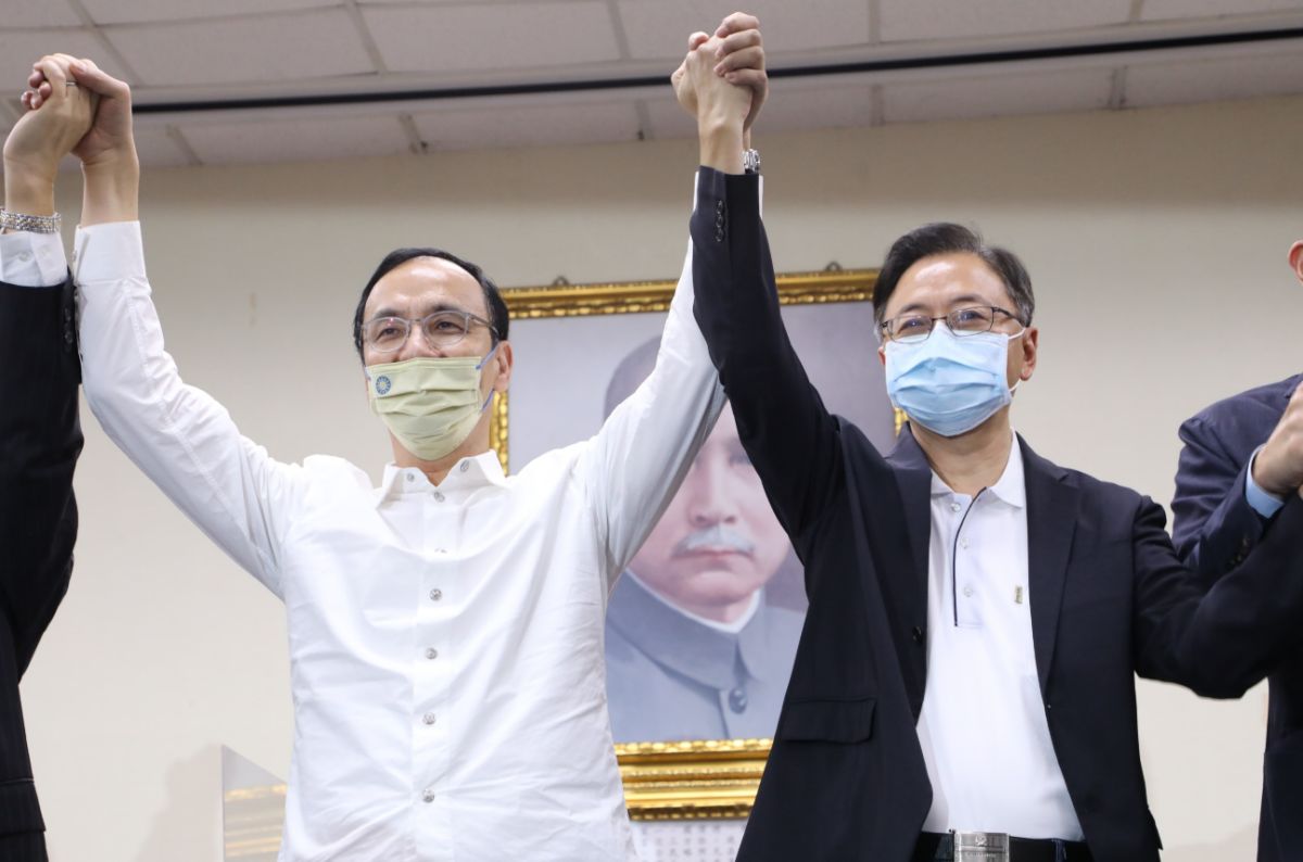 ▲國民黨主席朱立倫（圖左）提名前行政院長張善政（圖右）參選桃園市長，結果引發地方大反彈。（圖／國民黨提供）