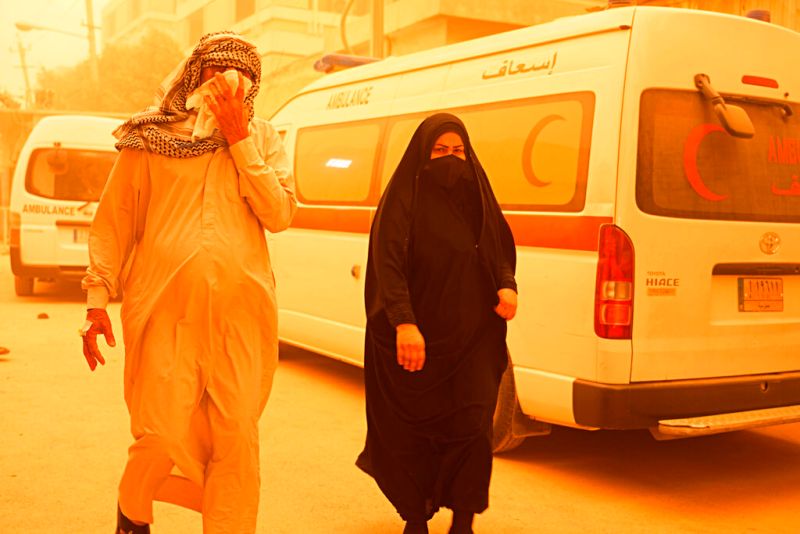 ▲伊拉克首都巴格達面臨沙塵暴襲擊，街道出現嚴重橘紅色霧霾，嚴重影響民眾能見度與呼吸道健康。（圖／美聯社／達志影像）