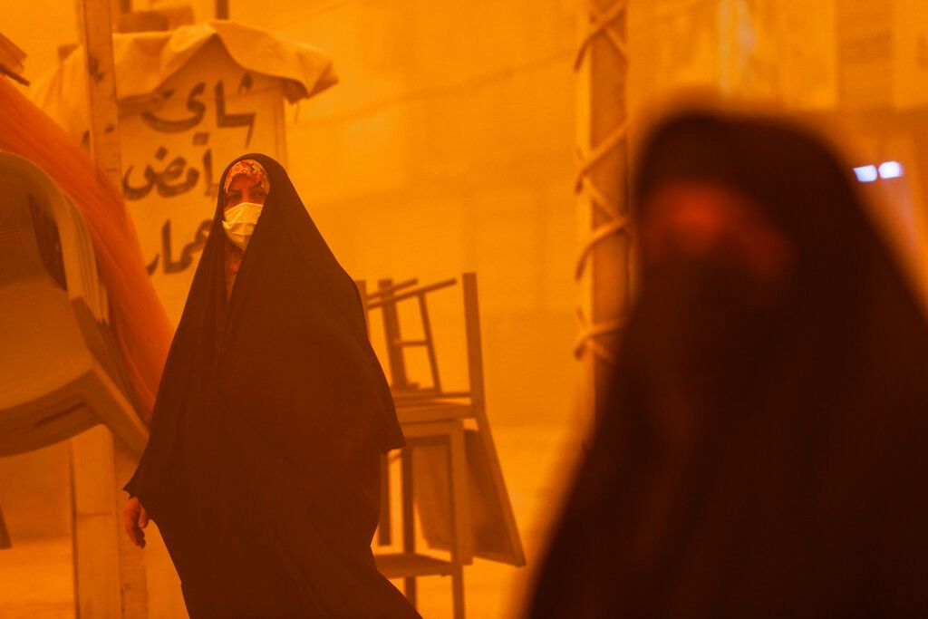 ▲伊拉克首都巴格達面臨沙塵暴襲擊，街道出現嚴重橘紅色霧霾，嚴重影響民眾能見度與呼吸道健康。（圖／美聯社／達志影像）