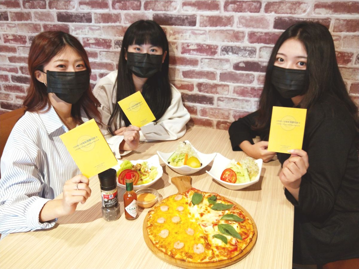 ▲台中大魯閣新時代購物中心推出小黃卡優惠活動，持打滿三劑證明可獲300元購物金。（圖／業者提供）