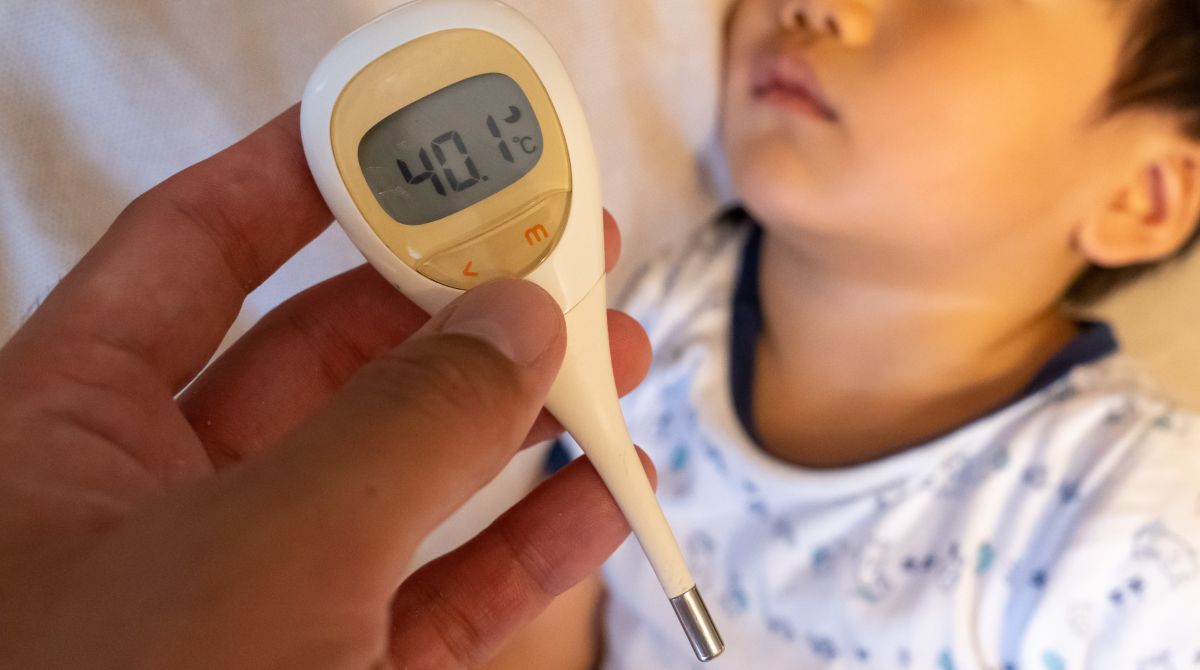 ▲確診孩童發生熱痙攣時，往往嚇得家長驚慌失措。（示意圖，非當事人／取自photoAC）