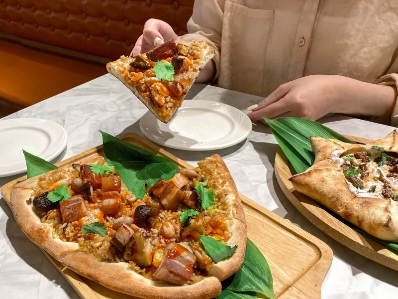 ▲堤諾Tino's Pizza推出端午節最狂的「五花肉粽比薩」，將古早味肉粽結合義式比薩，竟然還淋上網友公認與肉粽最對味的「愛之味甜辣醬」，超懂吃！（圖／Tino's Pizza提供）