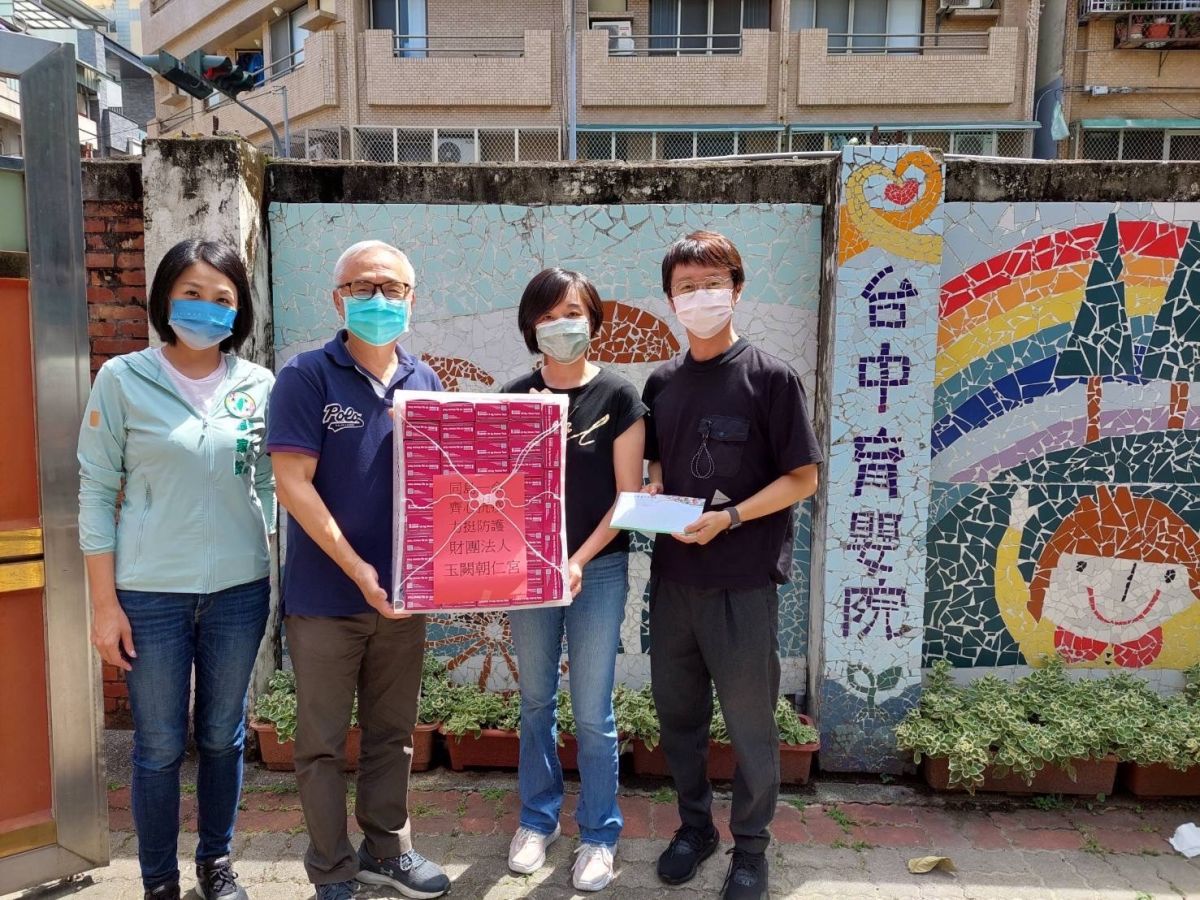 ▲市議員江肇國、張家銨促成烏日玉闕朝仁宮捐贈快篩給向上社會福利基金會附屬台中育嬰院(圖／張家銨提供2022.5.18)