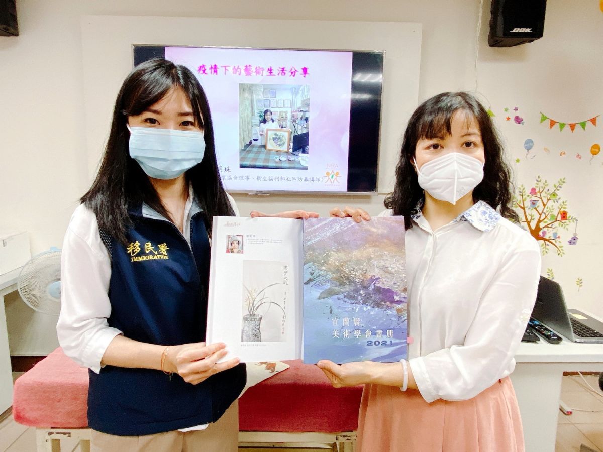 ▲新住民關懷協會理事葉明珠女士擔任手作坊講師。（圖／移民署提供）