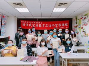 來自越南、泰國、菲律賓、緬甸及日本等國家之新住民家庭一起製作蝶谷巴特手工口罩收納包。(圖/移民署提供) ▲來自越南、泰國、菲律賓、緬甸及日本等國家之新住民家庭一起製作蝶谷巴特手工口罩收納包。(圖/移民署提供)